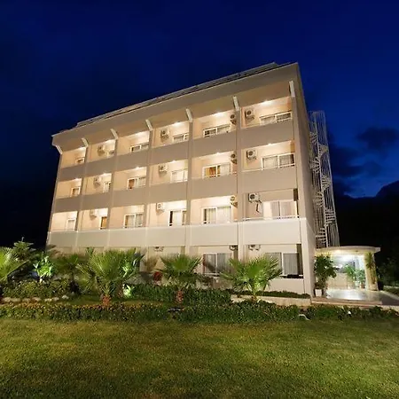 Larissa Park 3*
